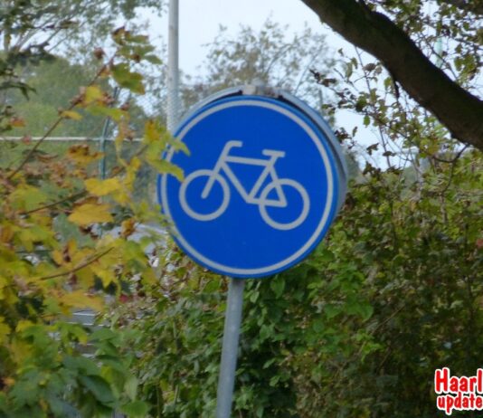Op de fiets naar zelfstandigheid: speciale lessen stomen jonge vluchtelingen in Aerdenhout klaar voor het nieuwe schooljaar