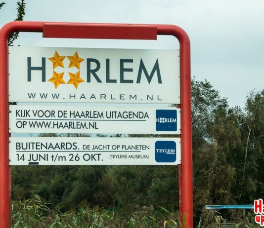 Nieuwe welkomstborden bij toegangswegen Haarlem stock Haarlem