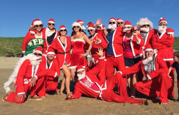 Santa’s lopen zich warm in op het strand. Ingezonden PR foto.