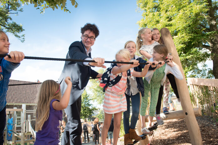 Merijn Snoek opent Groen Schoolplein. Fotografie: Marisa Beretta.