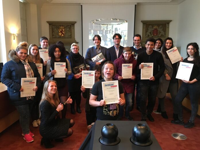 Wethouder Merijn Snoek reikt certificaten Track the Talent uit. Fotografie: Marijke Aukema B&SHO.