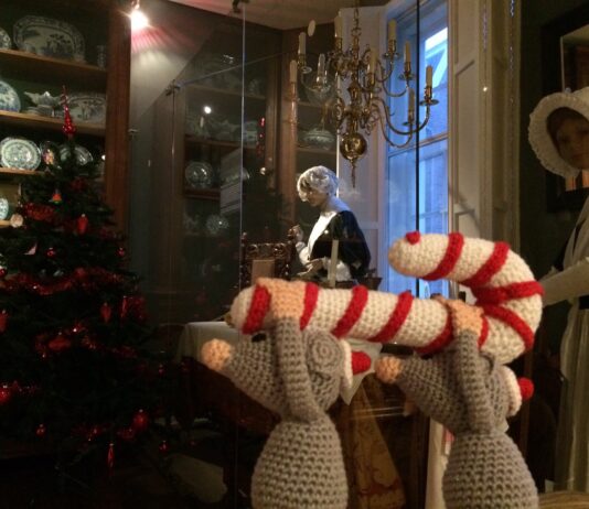 Kerstfeest in de weeshuiskamer van Museum Haarlem Muisjes richten weeshuis in. PR foto Museum Haarlem.