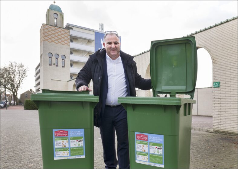 Broodcontainers bij moskeeën in Schalkwijk Mostapha El Aichi, initiatiefnemer van de broodcontainers bij de moskeeën. Fotografie: United Photos/Paul Vreeker.