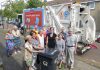 Haarlem zet duocontainers in voor papier en plastic Wethouder Sikkema met het echtpaar Spanjaart en de duobak. Fotografie: United Photos/Paul Vreeker.