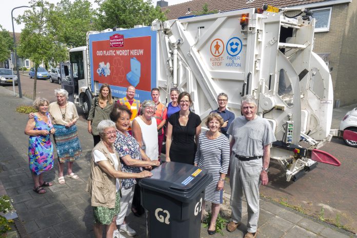 Wethouder Sikkema met het echtpaar Spanjaart en de duobak. Fotografie: United Photos/Paul Vreeker.
