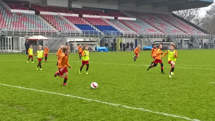 JO9-1 en JO-2 spelen een vriendschappelijke wedstrijd. Fotografie: Ilse Miedema.
