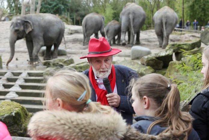 Marjo Hoedemaker met scholieren bij olifantenverblijf. Credits: Yarden.
