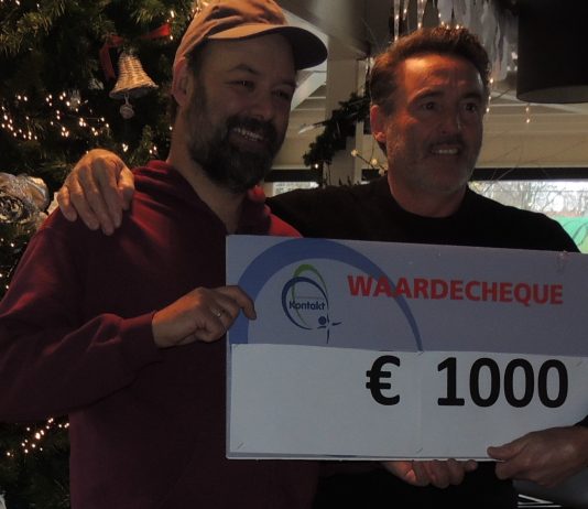 Tennisvereniging Kontakt doneert aan buurman Artisklas Haarlem Op de foto pachter Hans de Bruijn die de cheque overhandigd aan Harald Ames van Artisklas. PR foto.