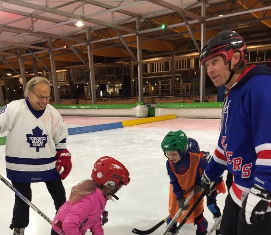 De allersnelste en leukste manier om te leren schaatsen Links staat trainer Ton ten Hamm (witte trui) en rechts Xander van Rijswijk (blauwe trui). Fotografie: Wilma Vermunt.