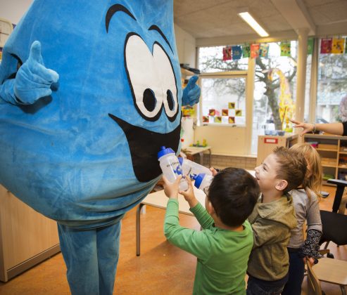 Druppie krijgt fles water. Fotografie: Renata Jansen.