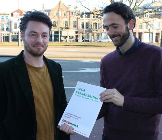 GroenLinks Haarlem presenteert Verkiezingsprogramma “Voor Verandering!” Hessel Kruisman (rechts) overhandigd Programma aan Lijsttrekker Robbert Berkhout. Fotografie: Pieter Postmus,