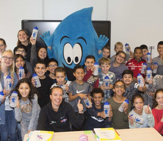 Water drinken: een kleine aanpassing met groot effect Klas met bidons. Fotografie: Renata Jansen.