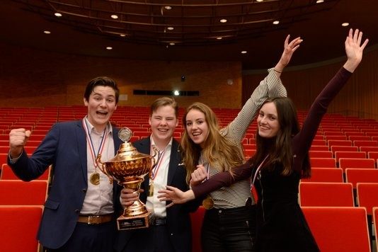 Mendelcollege is de allerbeste van Nederland: 20e Landelijk Debatkampioen NK Scholieren Mendelcollege is de allerbeste van Nederland: 20e Landelijk Debatkampioen NK Scholieren. PR foto Nederlands Debat Instituut.