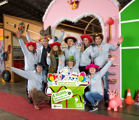 Drie basisscholen uit Haarlem zijn recyclesterren en ontvangen Wecycle-certificaat Vrijwilligers van Stichting Jarige Job zijn blij met de scholeninzamelactie van Wecycle die een sponsorcheque opleverde van 10.000 euro. Foto: Wecycle.