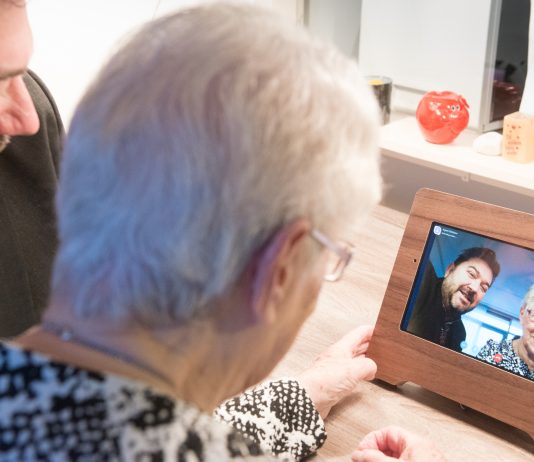 Haarlemse Compaan-tablet voor ouderen Uitreiking 1ste Haarlemse Compaan-tablet. Fotografie: Marisa Beretta.