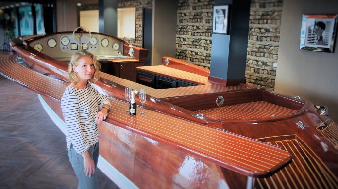 SONY DSC Aquarama Beachclub manager Laura Scholten aan de net opgeleverde boat-bar.