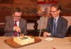 Gemeente Haarlem en BEMOG tekenen overeenkomst “Poort van Boerhaave” Taart voor nieuwbouwproject De Damiate. (links burgemeester Jos Wienen, rechts BEMOG-directeur Stefan van Dijk). Foto: gemeente Haarlem.