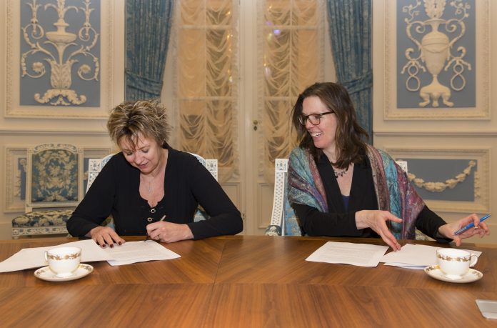 Elisabeth Post en Cora-Yfke Sikkema ondertekenden de realisatieovereenkomst voor HOV-Noord. Fotografie: Jurriaan Hoefsmit.