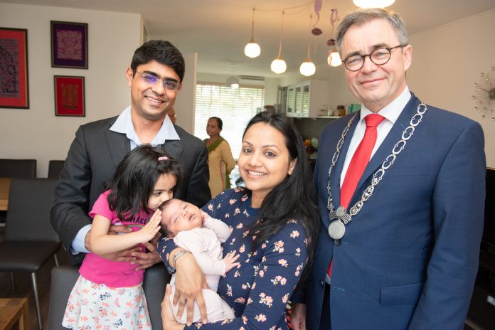 Burgemeester Wienen feliciteert 160.000e inwoner. Fotografie: Marisa Beretta.