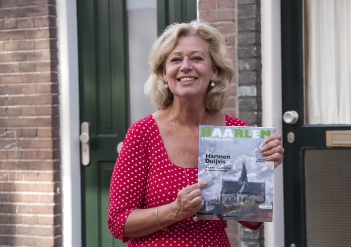 Hoofdredacteur Jeannette Eversen met de nieuwe HRLM. Fotografie: Linda Llambias.