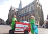 Groene Muggen legen prullenbakken in centrum Haarlem Groene Muggen Vera en Maartje houden centrum schoon met behulp van elektrische Stint. Fotografie: Jasper Fleers.