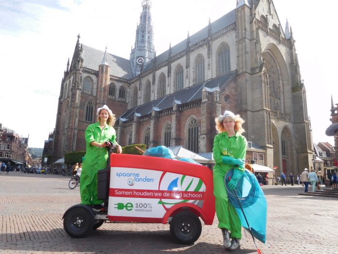 Groene Muggen Vera en Maartje houden centrum schoon met behulp van elektrische Stint. Fotografie: Jasper Fleers.