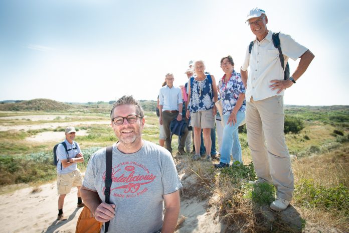 Ton (59) heeft Alzheimer en doet graag vrijwilligerswerk. "Ik kan nog steeds mijn steentje bijdragen aan de samenleving." Fotografie: Marisa Beretta.