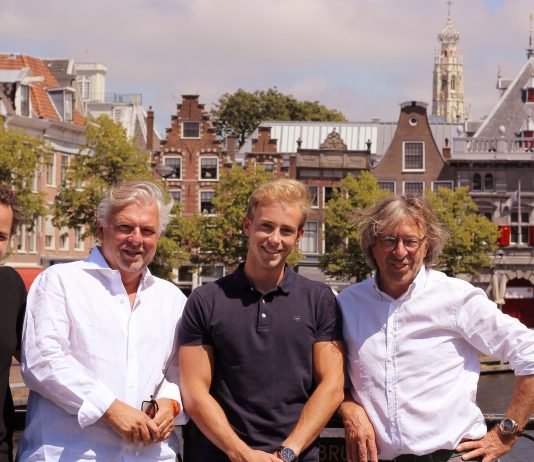 Haarlemse startup voor taalreizen schudt markt wakker Extralingo ondernemersduo Steffen en Devin met investeerders. Ingezonden PR foto.