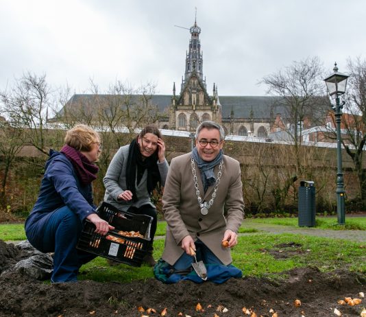 Burgemeester legt laatste hand aan nieuwe Tulpentuin Burgemeester Jos Wienen plant laatste bol met buurtbewoners Maaike Bevaart en Margo Rademakers. Fotografie: Hélène Wiesenhaan. Ingezonden PR foto.