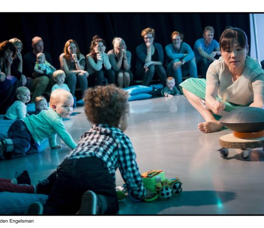 Baby Safari: gratis theatervoorstellingen voor baby’s in buurtcentra Twee Turven Hoog Festival. Fotografie: © Saris & den Engelsman.