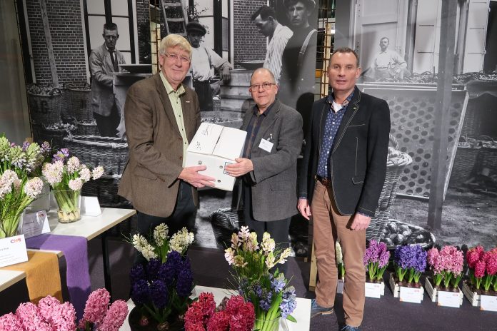 Bloemencorso overdracht corsoarchief vlnr Piet Goemans, Deen Boogerd, Ted Kortekaas. Voorjaar 2019.
