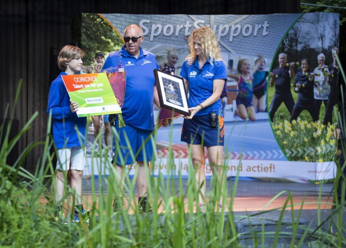 Foto 1 Huldiging-001 Saskia samen met collega Paul tijdens de Huldiging Sportkampioenen Bloemendaal. Fotografie: Renata Jansen.