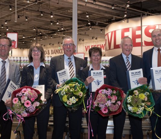 DekaMarkt bestaat 70 jaar V.l.n.r.: Aldert Veenis(initiatiefnemer boek), Marjoke de Bakker(supermarktmanager), Fred Kramer(supermarktmanager), Lilian Roest(supermarktmanager), Pieter Rozendaal(directeur DekaMarkt). Ingezonden pr foto DekaMarkt.