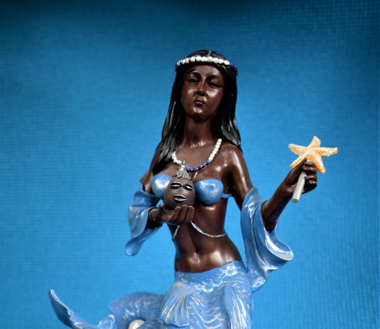 Zeemeerminnen zwemmen het Kleinste museum van Haarlem binnen orisha Yemaja (keramieken beeldje Braziliaanse watergodin). Ingezonden pr foto.