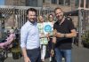 Haarlem Food Future lanceert Haarlemse Doggy Bags Wethouder Robbert Berkhout overhandigt 1e Doggybag. Ingezonden pr foto Haarlem Food Future.