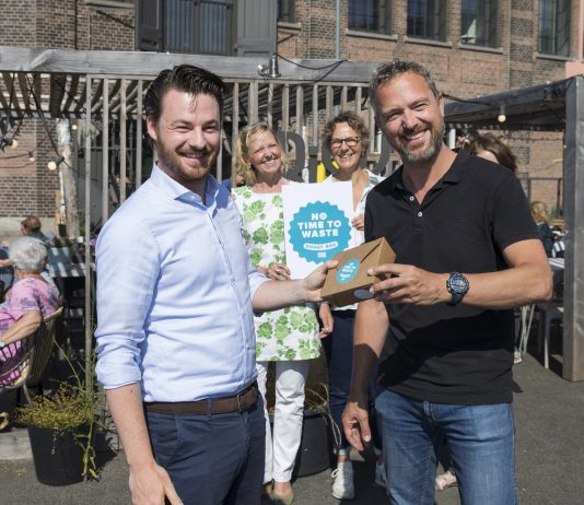 Haarlem Food Future lanceert Haarlemse Doggy Bags Wethouder Robbert Berkhout overhandigt 1e Doggybag. Ingezonden pr foto Haarlem Food Future.