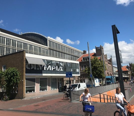 Burgemeester en parachutisten bij opening kantoor Olympia in Haarlem Aangeleverde pr foto.