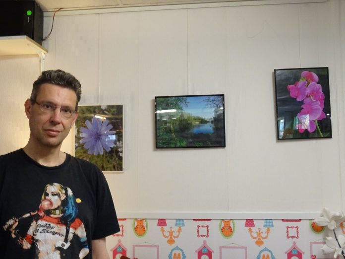 Peter voor een aantal van zijn foto's. Ingezonden foto.