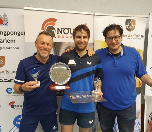 Jeroen Peters is De Beste Pingponger van Haarlem Nummer 1, 2 en 3 van de Ripperdaklasse: Jeroen Peters in het midden, aangevuld met Ron van den Burg links en Timon Priem rechts. Fotografie: Maarten Nouwen.
