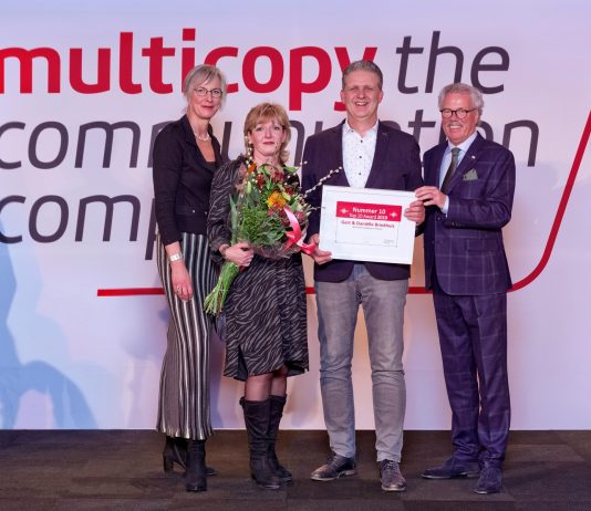 Multicopy Hoofddorp/Haarlem in Top 10 van grootste bedrijven Daniëlle en Gert Brinkhuis hebben de Top 10 en Promotionele Award ontvangen uit handen van Annette Dales, algemeen directeur Multicopy Nederland (links), en Jan Withaar, oud-directeur Franchise Services Europe (rechts). Fotografie: Robert Aarts.