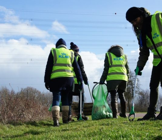 Ruim 100 KLM-medewerkers ruimen Mysteryland op met ‘Citizen Science’ KLMers ruimen afval op op evenemententerrein Mysteryland. Ingezonden pr foto via Pressrecord.nl.