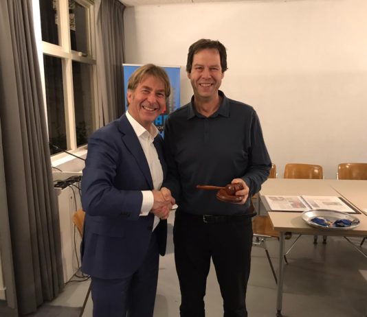 Roger Kersten nieuwe voorzitter ABC Architectuurcentrum Haarlem Links Ronald Huikeshoven en rechts Roger Kersten.