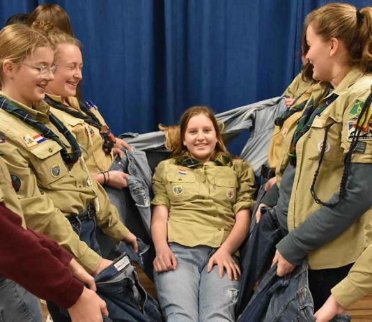 Scouting Brigitta isoleert clubhuis met oude spijkerbroeken Ingezonden pr foto.