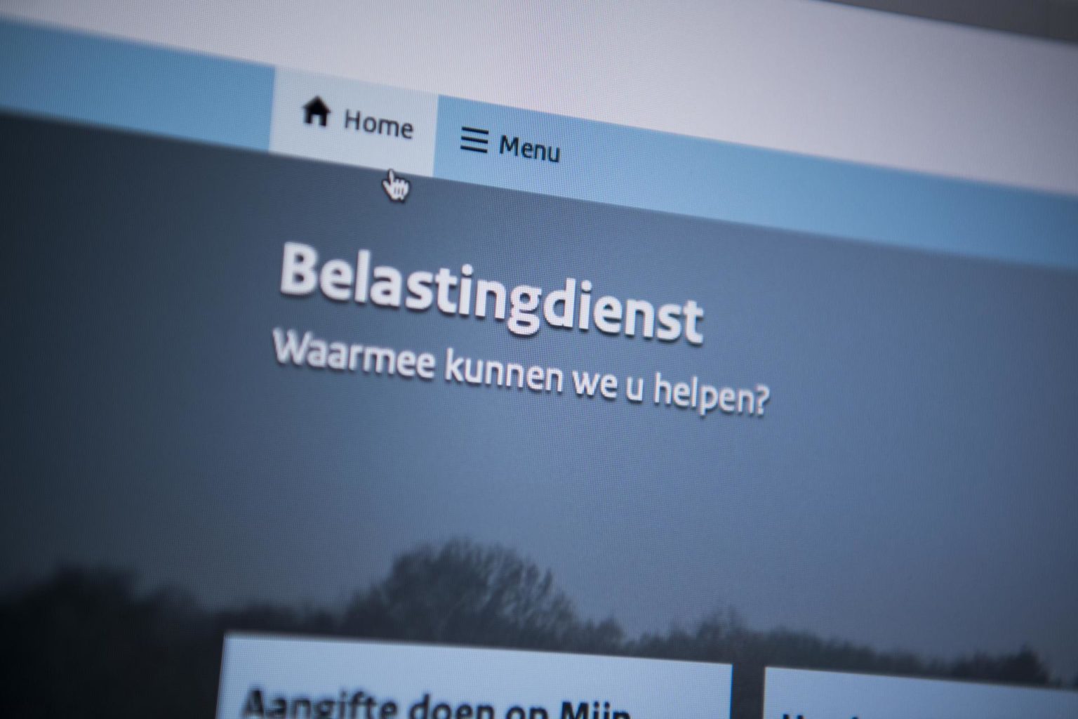 Grote blauwe envelop op het Stationsplein helpt je overstappen naar digitale post