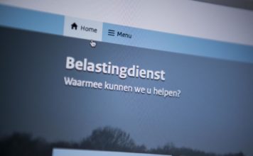 Grote blauwe envelop op het Stationsplein helpt je overstappen naar digitale post