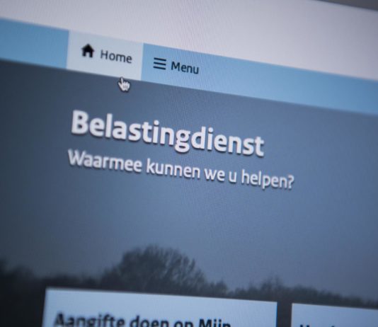 Grote blauwe envelop op het Stationsplein helpt je overstappen naar digitale post