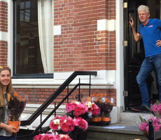 Families verkopen bloemen om de kwekers een steentje bij te dragen