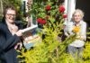 Wethouder Marie-Thérèse Meijs overhandigt de BUUVBevrijdingsBox aan 82-jarige mevrouw Coolen Wethouder Marie-Thérèse Meijs overhandigt de BUUVBevrijdingsBox aan 82-jarige mevrouw Coolen. Fotografie: Marisa Beretta.