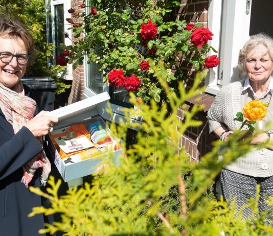 Wethouder Marie-Thérèse Meijs overhandigt de BUUVBevrijdingsBox aan 82-jarige mevrouw Coolen Wethouder Marie-Thérèse Meijs overhandigt de BUUVBevrijdingsBox aan 82-jarige mevrouw Coolen. Fotografie: Marisa Beretta.