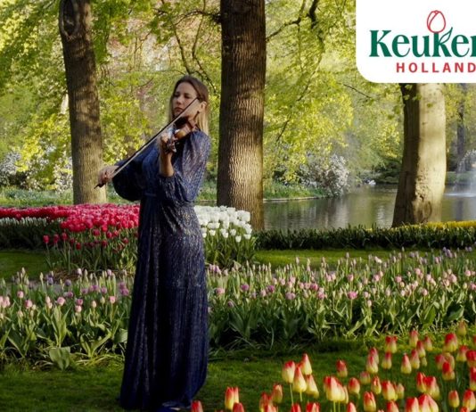 Violiste Rosanne Philippens speelt de zon tegemoet in Keukenhof